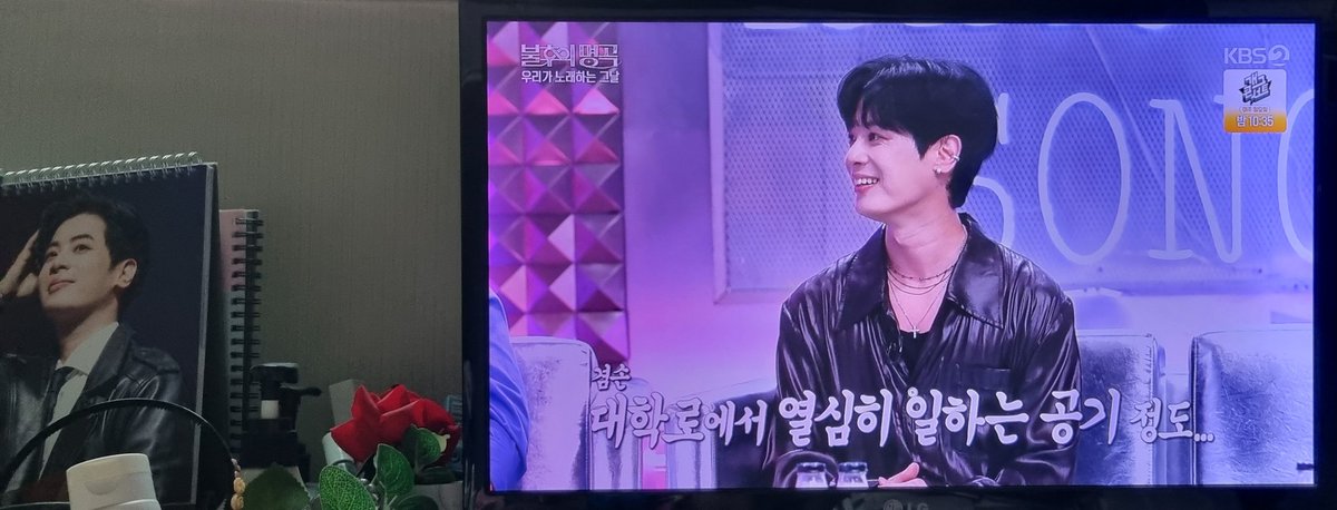 _mea_Rosa's tweet photo. 그저 얼굴감상용으로 날짜는 이미 다 지난 달력 놓고 사는데
이 사람이 저기 TV에 나왔잖아🥹 https://t.co/Ly8xyria2b