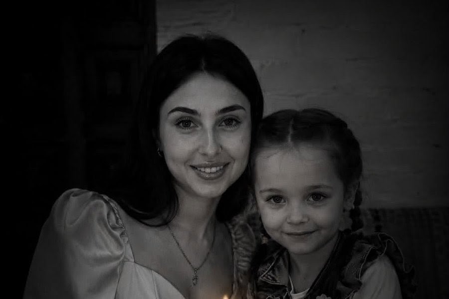 ukrainesinger's tweet photo. Russia’s guided bomb attack on Sumy killed Natalya Ovcharova &amp; her 5-year-old daughter. The little girl was the goddaughter of a rescuer who arrived at the scene.
The oldest 13-yo daughter is in hospital with shrapnel wounds, their father is a soldier. 4 dead, 30+ injured. 💔 https://t.co/KL91G4H2V1