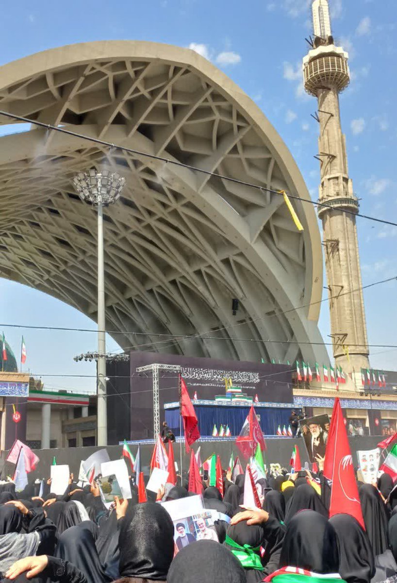MwnaQ56913's tweet photo. سکوت سنگین جمعیت، تنها با زمزمه صلوات و اشک‌های بی‌امان شکسته می‌شود؛ وداعی که در خاطرها خواهد ماند.
#باید_برخاست #آقای_شهید_ایران https://t.co/oea0tyF2cC