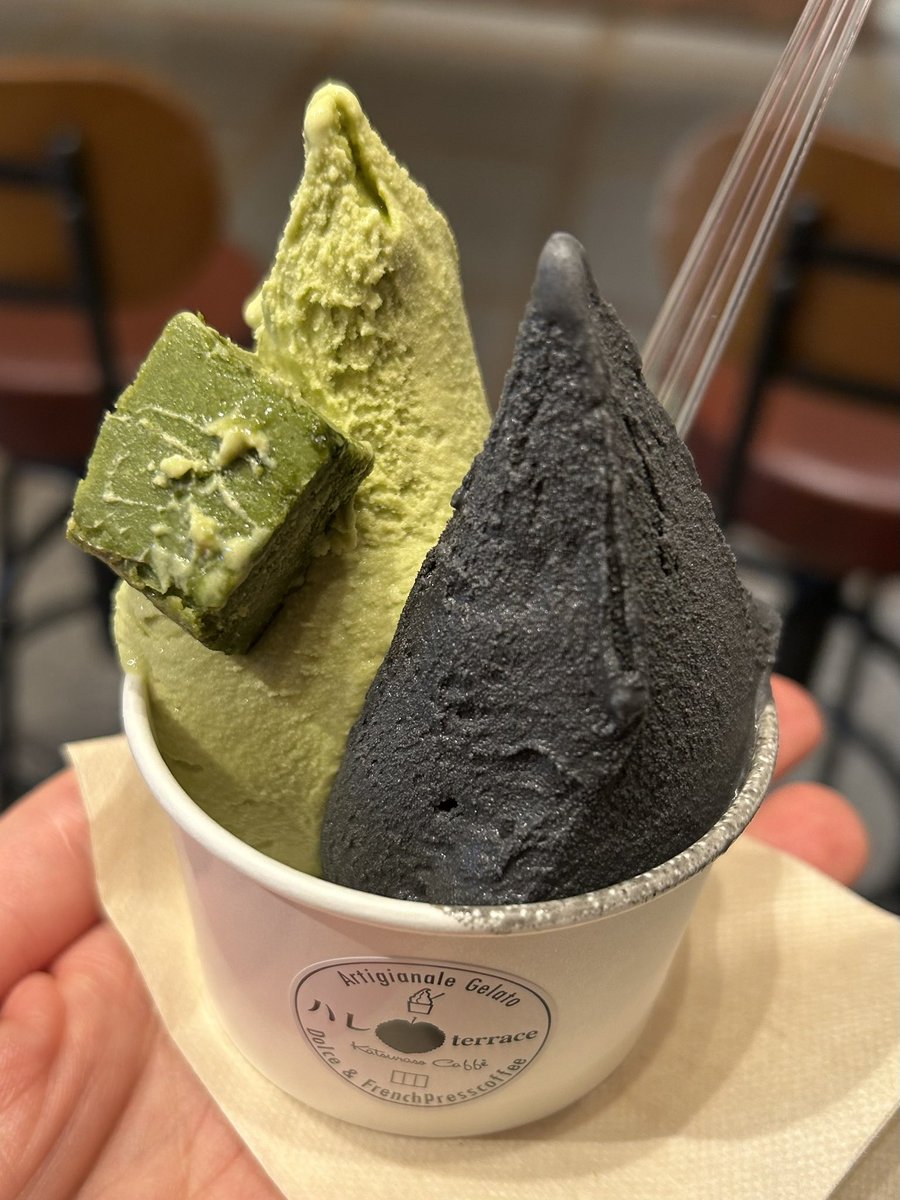 osugitty's tweet photo. ジェラート美味しかったけど、目の前のカップルが落としたイチゴの欠片が気になって味に集中できなかった。 https://t.co/tA2NVvZZV1