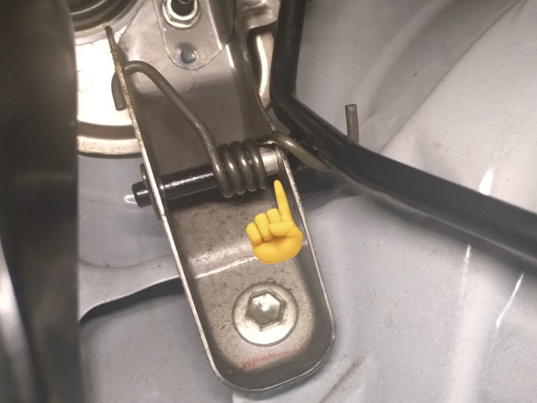 WORKS680968's tweet photo. ミラバンのアクセルペダルのガタが以前から気になってたので、純正のくたびれた樹脂カラーをオイルレスブッシュに変えてみた。グリスは良いヤツ使って。
渋さも無くガタ減って良い感じ、しばらく様子見ます〜 https://t.co/RkLZJtckEi