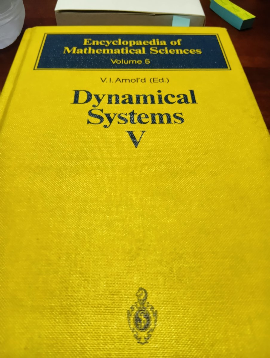 spin20141's tweet photo. V.I.アーノルドの本。古書です。
アーノルドの有名な「古典力学の数学的方法」は、
定義、定理証明の連続でただ難しく、ただ面白くないのですが、この本は、難しいけど(から？)、面白いです＾＾

早く寝ます。 https://t.co/PraEpGpgFI