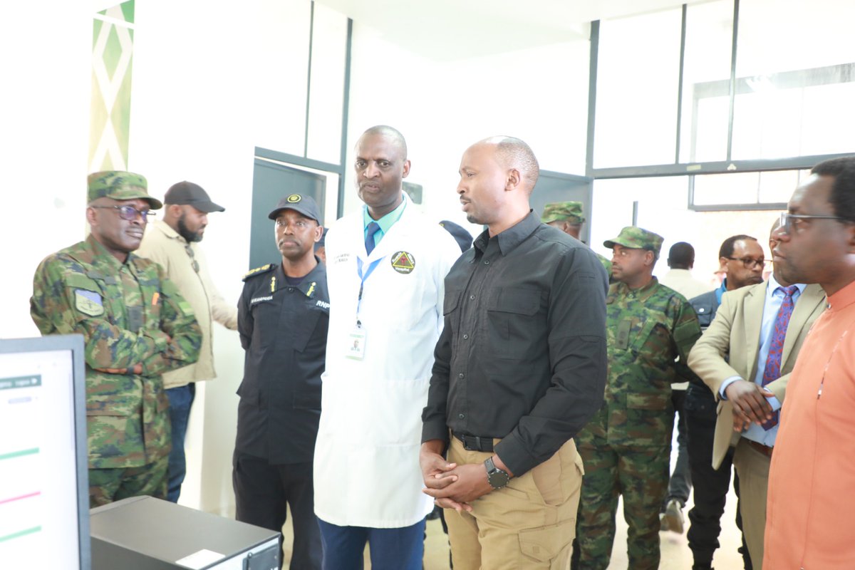 NyaruguruDistr's tweet photo. Mu kwizihiza umunsi mukuru wo kwibohora, Umuyobozi w'Akarere yagize ati 'Turishimira ko twibohoye imibereho mibi,abaturage ubu  barahinga  bakeza.Turishimira iterambere ry'ubuvuzi aho twabonye ibitaro byiza n'inzobere. Mu gihe cy'ukwezi abaganga bavuye abarenga 8000,' https://t.co/Ppv21XHXZa
