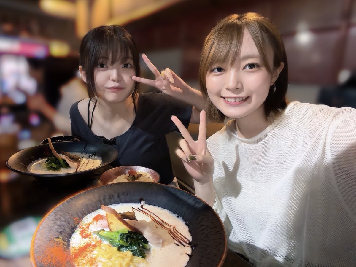 yui_kanari's tweet photo. こんばんは！🌙

先日鈴木の日菜ちゃんとラーメン食べてきましたよ〜！🍜😚✨
牡蠣×豆乳のラーメン…!!!🦪🥛
今までに食べたことの無い、まるでフレンチのようなラーメンでまた食べたくなっちゃいました…！

そ〜れ替え玉だー！
そ〜れ替え玉だー！！😠✨ https://t.co/aztEPDsXyt