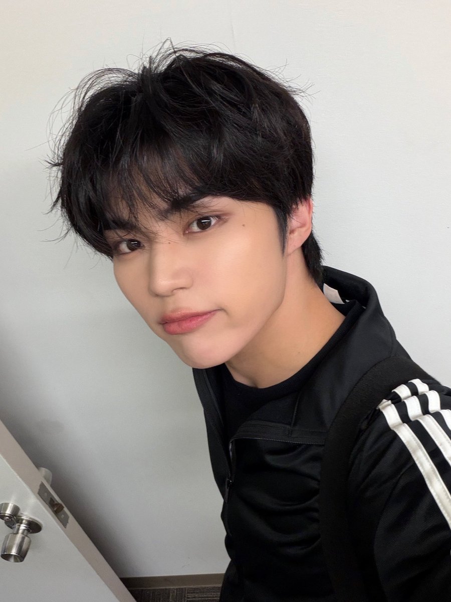 nmnmun's tweet photo. 와~~~~셀카더주세요 https://t.co/xxTZStmJAL