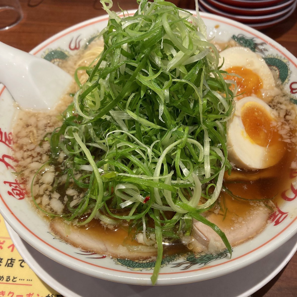 nameko_soup's tweet photo. ラーメン屋でネギ頼むたび後悔してる気がするんだけどこの斜め切りの歯応えが嫌いなんだなと気付いた(味も普通にマズかったけど)(輪切りで欲しい) https://t.co/1o3Bb06oww
