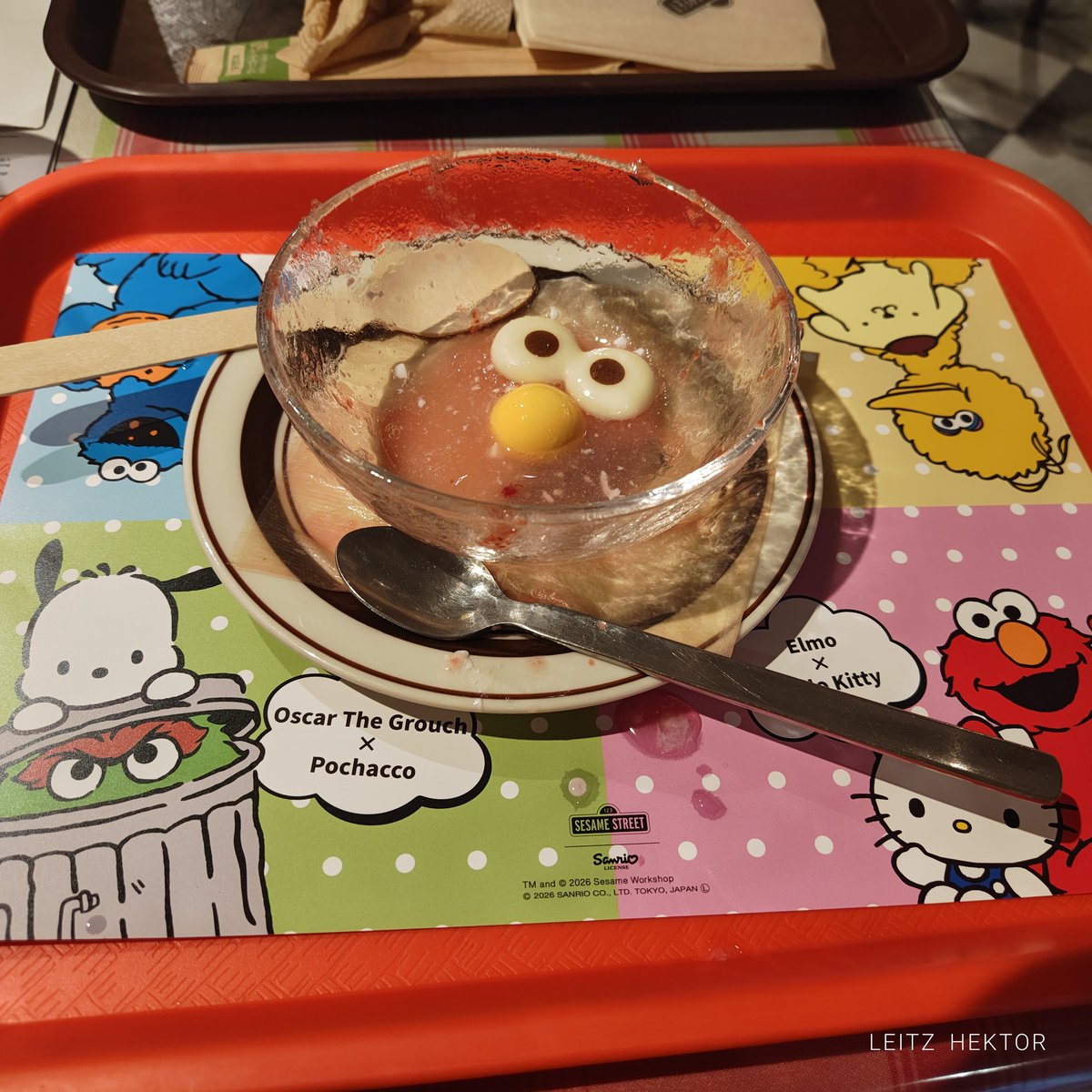 No2Bert's tweet photo. 7/4 セサミストリートMarket
暑いからおやつはここに！
2日は豊洲に行ったので今日は池袋に行ってみた
今日はクッキーのドーナッツにした
お持ち帰り！
そしてエルモの氷を頂く
最後は震えながら食べる😀
意外にも牛乳プリンら��きものが入っていて食感も楽しめた
#セサミストリートMarket 
#エルモ氷 https://t.co/aa3YCz1xwx