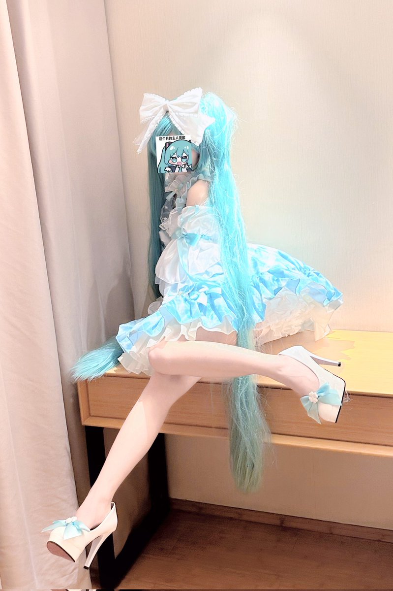 Naskinka39's tweet photo. 我要一些富婆萝莉和萝莉妈妈，一大群漂亮的萝莉COS，一批上好的小洋裙配白毛红瞳萝莉，加上金发双马尾傲娇萝莉，再来一大批白丝，黑丝，鱼网，JK，校园泳装，比基尼，洛丽塔，兽耳，旗袍萝莉，最后结账的老板娘要这么高（比划高度148cm）哦对了，不要成都萝莉。
#cosplay #初音未来 https://t.co/SbKaZO48mE
