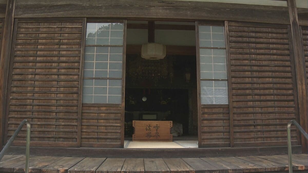 livedoornews's tweet photo. 【通報】寺の本堂から仏像11体などがなくなる、警察が窃盗事件とみて捜査 岐阜・山県市
https://t.co/dAfAdCV8w0

寺の本堂からなくなっていたのは、高さ約25センチの地蔵菩薩像1体と、高さ約15センチの十王像10体、木製の鏡など。本堂は日中は開いたままで、夜の9時ごろに鍵がかけられるという。 https://t.co/sCdfHBiYDK