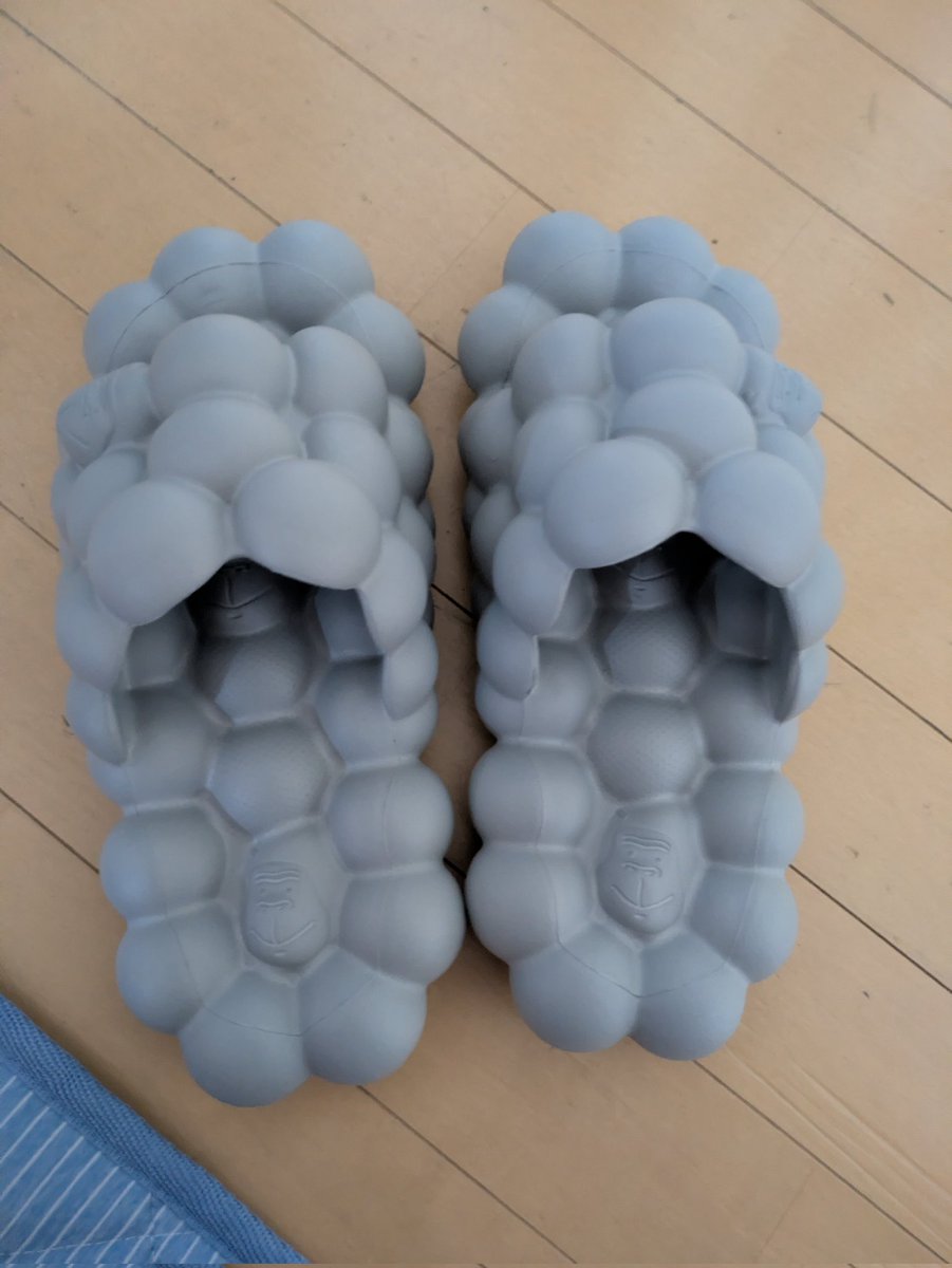 milkyCandy95802's tweet photo. 母が買ってきた、ゴリラのスリッパ面白すぎるw しかもこれツボ押し？みたいなやつだから気持ちいい👍🏻 家でしか履けないけどねw https://t.co/Ataoy5M8Da