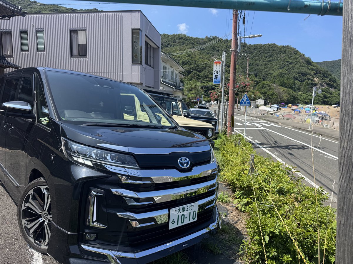 ky_5225's tweet photo. ノアがマイチェンしたみたいで
ヘッドライトだけ替れへんのかな？
ウインカーがカスみたいにちっこいから😅

写真無さすぎて去年の盆の😋 https://t.co/l5fBppM0pp