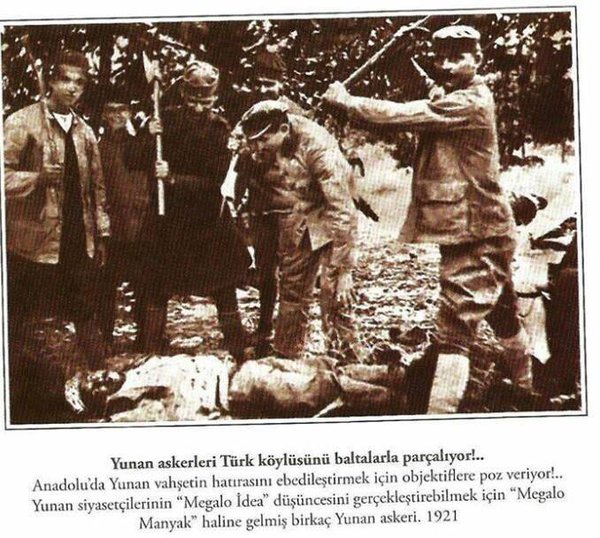 lacctaruss's tweet photo. Vah vah renklerimiz nasıl da kaybolmuş 
Yerli rumlar yunan askerini bayraklarla karşılaşmıştı https://t.co/tCfuOJUdHL