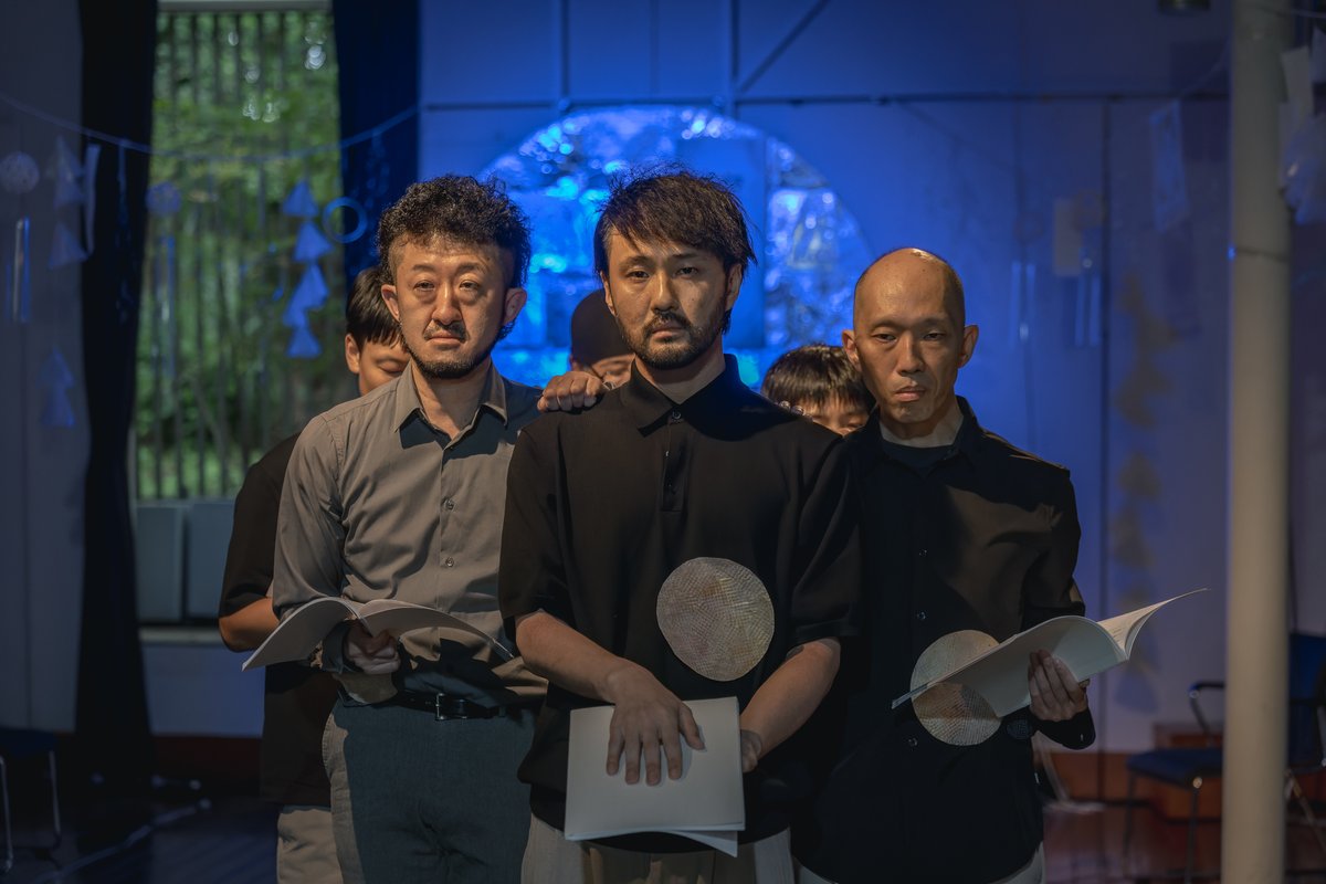 Hmp_theater's tweet photo. 🎫明日5日の当日券🎫

11:00の回は少し多めに、14:00と17:00の回は若干枚数の販売です。
売り切れた場合は、立見席でご案内いたします。
千穐楽をお見逃しなく…👀

松本雄吉 勝手に没後10年企画 リーディング公演『KANIDENKA』詳細：https://t.co/1Mgk8Pva3X #hmpカニ   
撮影：井上嘉和
#hmpカニ https://t.co/erO1CE0q6l