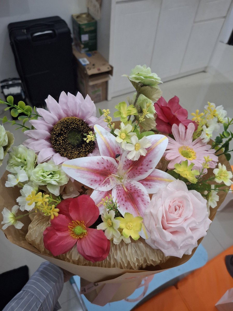 nickyyminang's tweet photo. First time dikirimin bungaa yang cantik bgtt bgtt. Maaci yaahhh @cookyapie 🥹❤️❤️❤️ https://t.co/dwRUwbm0b2