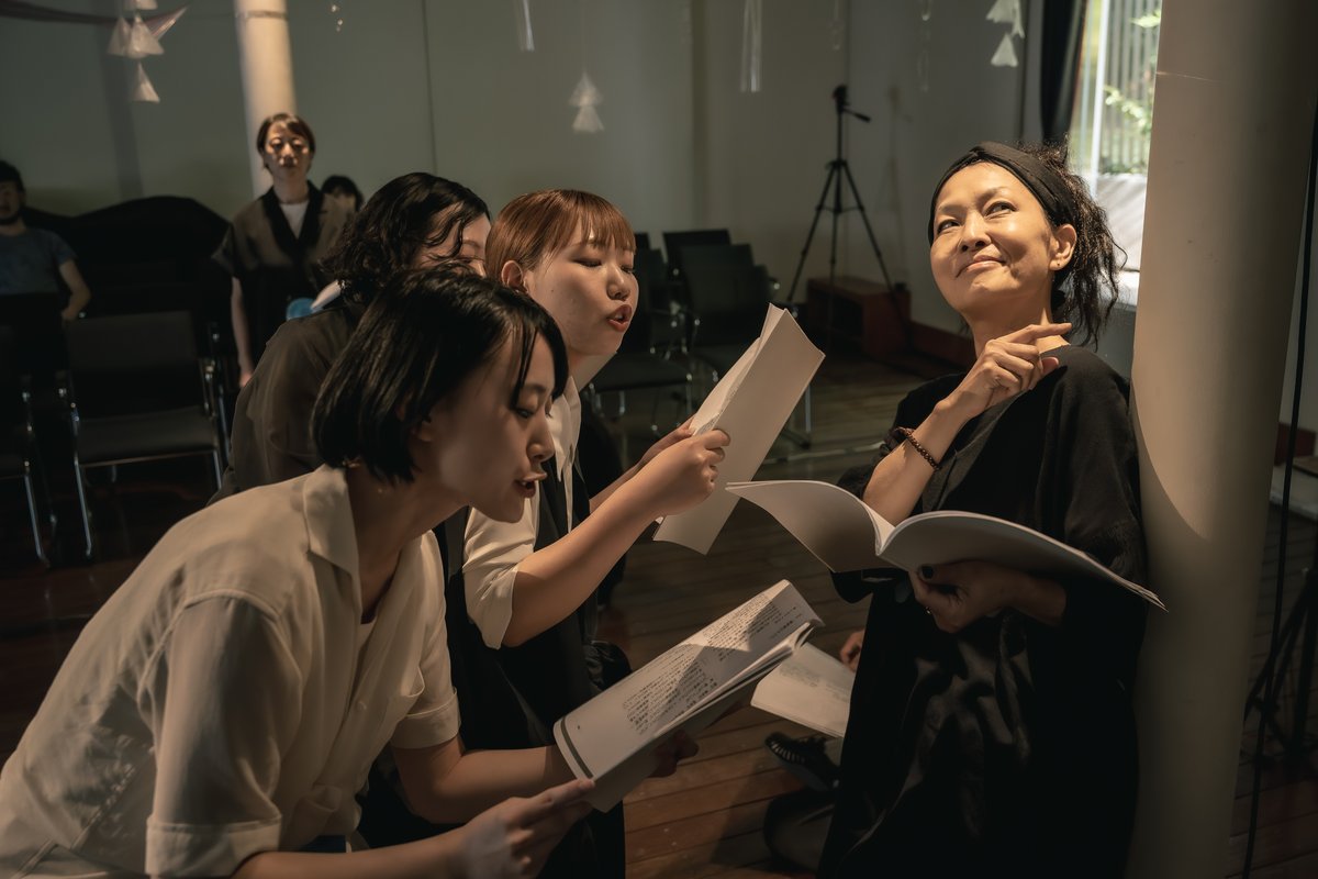 Hmp_theater's tweet photo. 🎫明日5日の当日券🎫

11:00の回は少し多めに、14:00と17:00の回は若干枚数の販売です。
売り切れた場合は、立見席でご案内いたします。
千穐楽をお見逃しなく…👀

松本雄吉 勝手に没後10年企画 リーディング公演『KANIDENKA』詳細：https://t.co/1Mgk8Pva3X #hmpカニ   
撮影：井上嘉和
#hmpカニ https://t.co/erO1CE0q6l