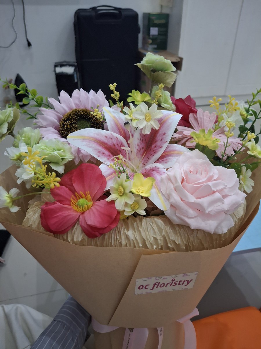 nickyyminang's tweet photo. First time dikirimin bungaa yang cantik bgtt bgtt. Maaci yaahhh @cookyapie 🥹❤️❤️❤️ https://t.co/dwRUwbm0b2