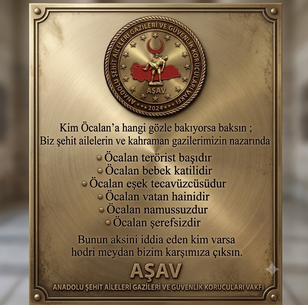 ZiyaSozen's tweet photo. Son günlerde, terör örgütü elebaşını öven, ona güzellemeler yapan ve bu uğurda sokaklarda slogan atanlara; şehit aileleri ve kahraman gaziler olarak cevabımız nettir:

Bizler; bu vatan uğruna can veren aziz şehitlerimizin emanetiyiz, kahraman gazilerimizin onurlu sesiyiz.

Terörü meşrulaştırmaya, terörün acılarını unutturmaya ve milletimizin vicdanını yaralayan hiçbir söyleme sessiz kalmayacağız.

Şehitlerimizin aziz hatırasını son nefesimize kadar koruyacak, vatanımızın birlik ve bütünlüğüne yönelen her türlü anlayışın karşısında dimdik duracağız.

Bu bizim duruşumuzdur. Bu bizim vicdanımızdır. Bu bizim milletimize olan borcumuzdur.

AŞAV
Anadolu Şehit Aileleri Gazileri ve Güvenlik Korucuları Vakfı

@AsavVakfi