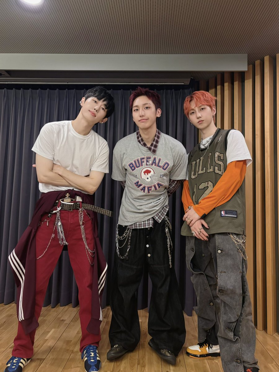 MontOfficial's tweet photo. [📷]
M.O.N.T 6th Mini Album #UNLOCK
260704 팬 사인회 종료🖊️

Run &amp; Go x3
Let's Go~🤘
몬트, 민트 출발선에 준비!?💨

#몬트 #MONT
#UNLOCK #RUN https://t.co/OPT4lfsXza