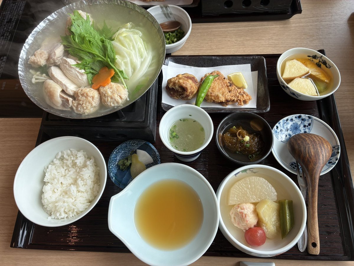 koma_3's tweet photo. 朝からビールを飲んで向かった先は博多😊
お昼に水炊き、夜は鶏皮焼き鳥を堪能して移動🚄
明日もご当地グルメを堪能します😋
健康診断後で良かった😆 https://t.co/DrxmNL7E1z