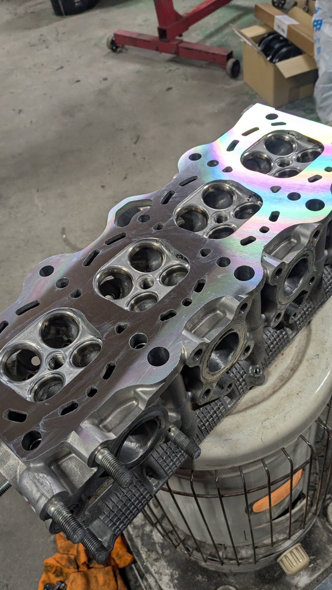 0iRxBSWgHjb4Wd3's tweet photo. この衝動を止められない。85ボア×69.5ストロークのインナーシムの強強バルブスプリングでリセスガッツリ入れれば…11000回転キッチリ回すババァスイフトが出来上がるぞ。あのシエラが10000回ったもん。4スロもあるし…問題は…ババァスイフトが無い。。。 https://t.co/6urOEz60xv