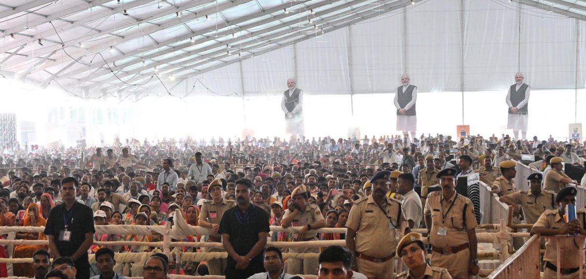 BhajanlalBjp's tweet photo. आदरणीय प्रधानमंत्री श्री @narendramodi जी के पावन कर कमलों द्वारा आज राजस्थान की धरा पर 1 लाख 6 हजार करोड़ रुपए की विकास परियोजनाओं के शिलान्यास, उद्घाटन एवं लोकार्पण के साथ प्रदेश में विकास के एक नए युग का शुभारंभ हुआ है। यह ऐतिहासिक अवसर प्रदेश के गौरवशाली भविष्य की सुदृढ़ नींव रखते हुए राजस्थान को विकास की नई ऊँचाइयों की ओर अग्रसर करेगा।

डबल इंजन की सरकार में राजस्थान आज विकास की एक नई कहानी लिख रहा है।  आज राष्ट्र को समर्पित हुई राजस्थान रिफाइनरी प्रदेश को ऊर्जा और उद्योग के क्षेत्र में आत्मनिर्भर बनाएगी। जयपुर मेट्रो फेज-2 के शिलान्यास से राजधानी के लाखों लोगों का सफर आसान होगा, वहीं जोधपुर में हाईटेक एयरपोर्ट टर्मिनल के लोकार्पण से यात्रियों को विश्वस्तरीय सुविधाएँ मिलेंगी और प्रदेश की हवाई कनेक्टिविटी और सशक्त होगी।

यमुना जल परियोजना का ऐतिहासिक MoA प्रदेश के हर घर तक पानी पहुँचाने के सपने को साकार करने की दिशा में मील का पत्थर सिद्ध होगा, वहीं आज 50 हजार से अधिक युवाओं को मिले नियुक्ति पत्र उनके जीवन में नई खुशियाँ एवं उज्ज्वल भविष्य की नई उम्मीदें लेकर आए हैं। ये परियोजनाएं विकसित राजस्थान से विकसित भारत के संकल्प को साकार करने की दिशा में एक मजबूत कदम है।

माननीय प्रधानमंत्री जी द्वारा राजस्थान को दी गई इस अनमोल सौगात के लिए प्रदेश की 8 करोड़ जनता की ओर से हृदय की गहराइयों से बहुत-बहुत आभार एवं कोटि-कोटि वंदन। आपके दूरदर्शी नेतृत्व एवं राजस्थान के प्रति अटूट स्नेह से प्रदेश विकास की नई गाथा लिख रहा है। यह समस्त प्रदेशवासियों के लिए अत्यंत गौरव एवं सौभाग्य का क्षण है।

#PMModi4ViksitRajasthan