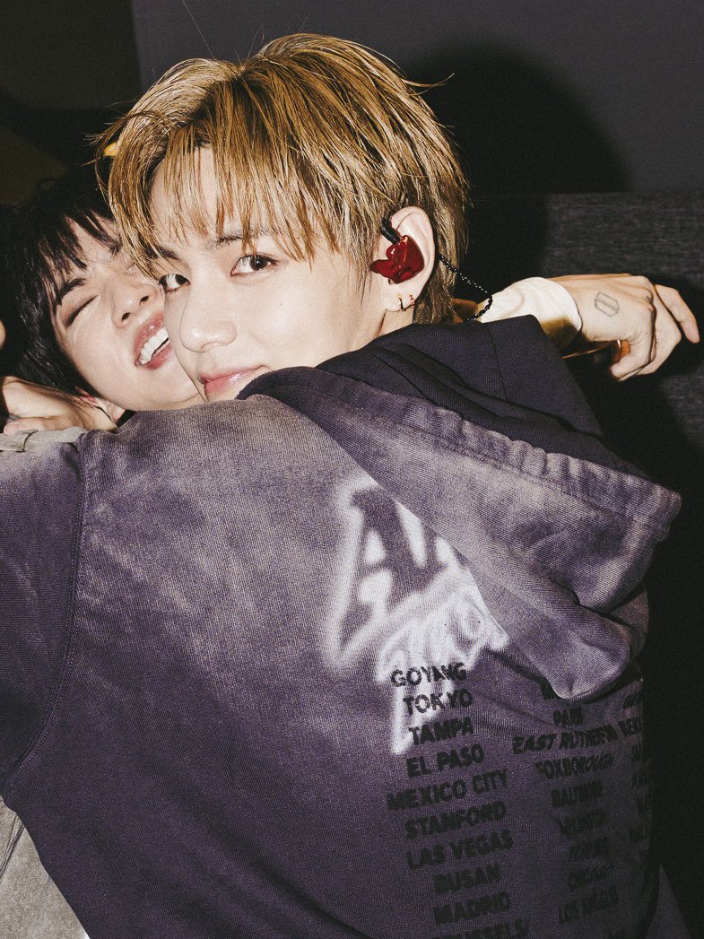 Lydia_taejin's tweet photo. 260704 🐹 Weverse update #taejin #vjin #テテジン #뷔진

🐹: They always get in the way when I’m trying to take photos by myself, seriously.

Taehyung looks so pleased while holding onto Seokjin… 😭 https://t.co/tk7Yk2zWuq