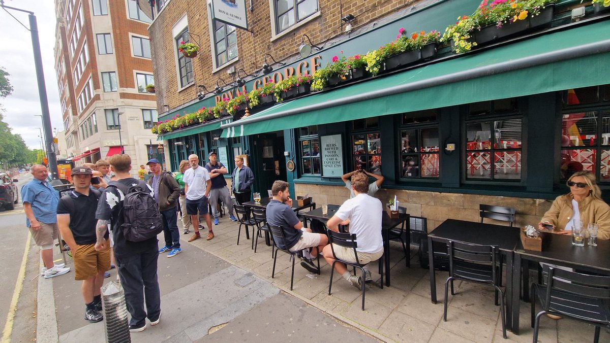 VinnieSull1van's tweet photo. A fantastic day and turn out on @ChelseaDan5's second official day for @PubHistoryTours 🍻 https://t.co/qK4e3Ww76f