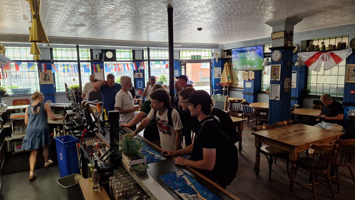 VinnieSull1van's tweet photo. A fantastic day and turn out on @ChelseaDan5's second official day for @PubHistoryTours 🍻 https://t.co/qK4e3Ww76f