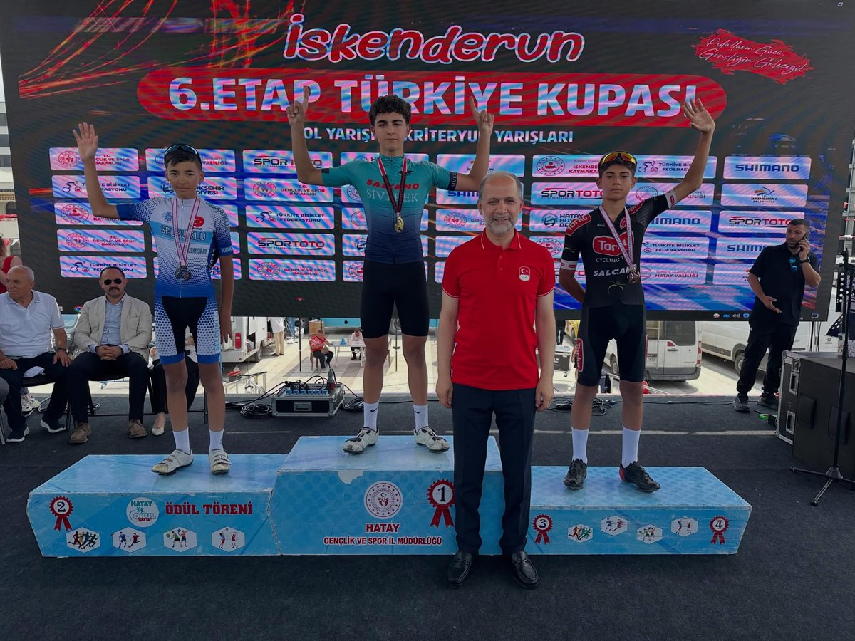 AbdulkadirOzl's tweet photo. Türkiye Bisiklet Federasyonu tarafından İskenderun’umuzda düzenlenen 6. Etap Yol Bisikleti Türkiye Şampiyonasının start ve ödül törenindeydik. 

Sporun, azmin ve mücadelenin en güzel örneklerine sahne olan organizasyonda dereceye giren sporcularımızı gönülden tebrik ediyor, yarışmaya katılan tüm sporcularımıza başarılarının devamını diliyorum.

Böylesine önemli bir organizasyona ev sahipliği yapan İskenderun’umuzun spor turizmine ve gençlerimize katkı sunmaya devam edeceğine inanıyorum.

“Pedalların Gücü, Gençliğin Geleceği!” 🚴‍♀️🚴‍♂️

Birlikte daha güçlü, daha hızlı! 🇹🇷