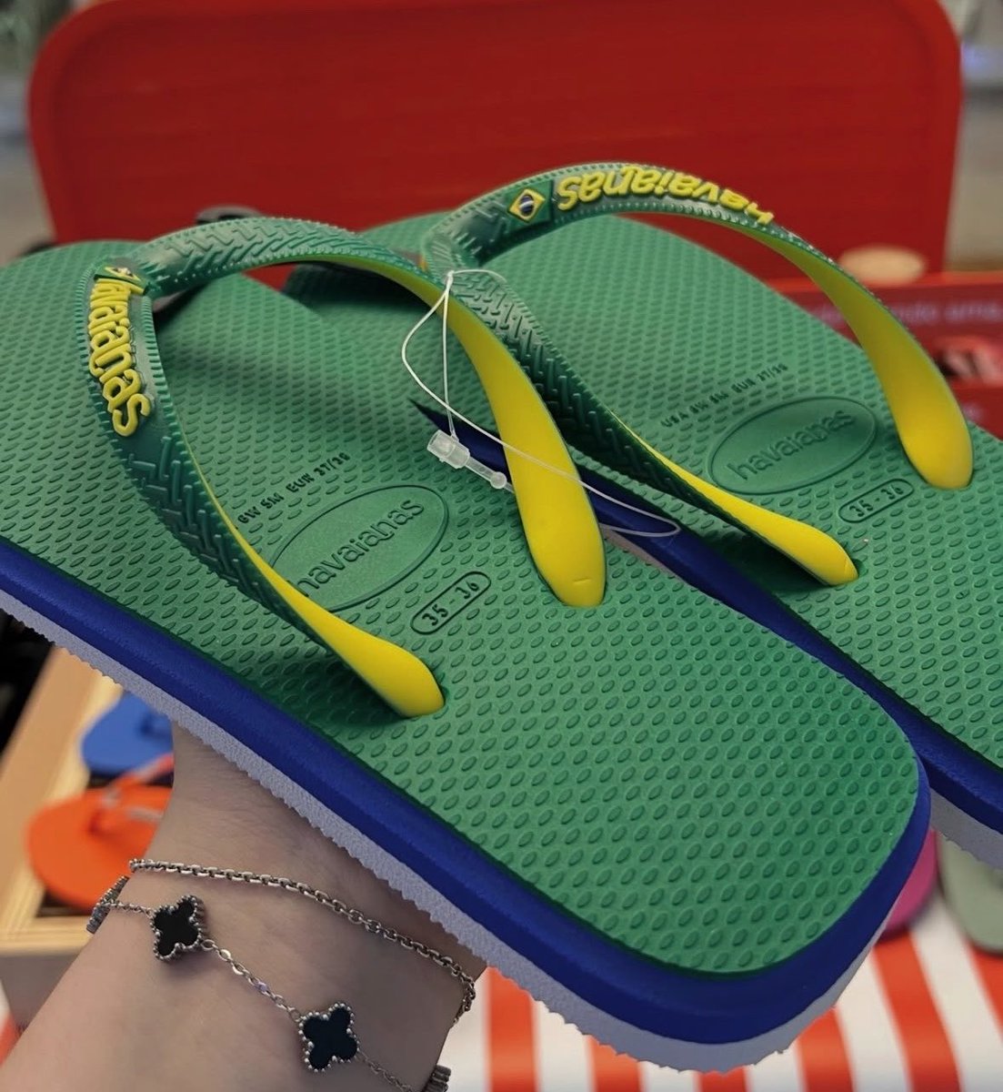 jessicambrosio's tweet photo. achei esse o lançamento mais lindo de todos os tempos da havaianas, vou ter que comprar https://t.co/CiRG01fu6J