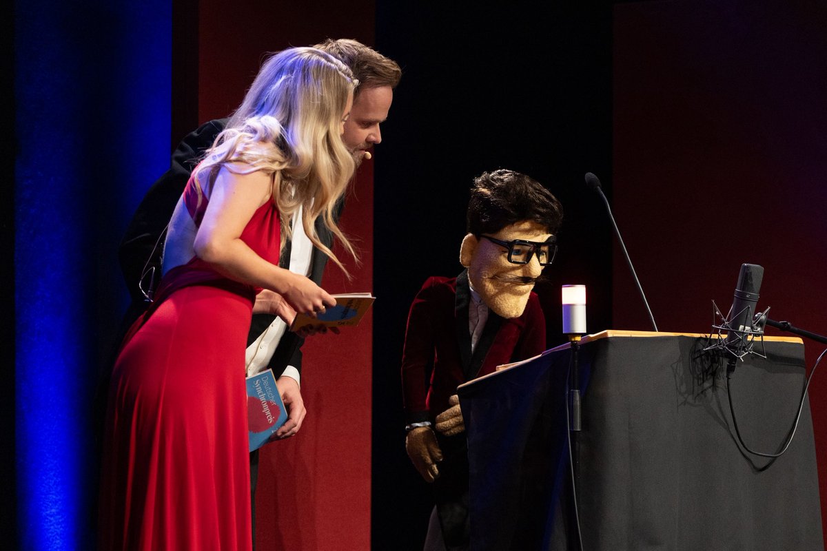 BenjaminStoewe's tweet photo. Vor einem Jahr stand ich beim Deutschen #Synchronpreis auf der Bühne. Es war ein Abend, an dem die Menschen hinter den Stimmen gefeiert wurden. Die Kunst, Figuren nicht einfach zu übersetzen, sondern sie für ein deutsches Publikum neu zum Leben zu erwecken. 1/6 https://t.co/qn810xY3n7