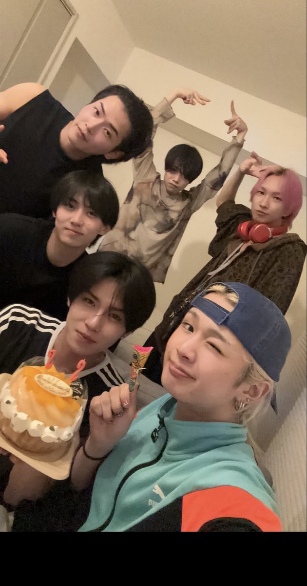 findi_luca's tweet photo. 今日はリト🍊の誕生日会をみんなでしたよ！！改めてお誕生日おめでとう🎂！
何気にみんなでパーティーするの初めてかも😳鍋食べてケーキ食べてゲームして最高な日だった！ https://t.co/bJXoXe1w0T