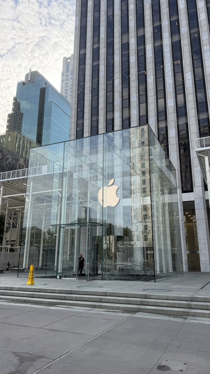 RockmanGadget's tweet photo. 着きました

アップル フィフス・アベニュー店
Apple Fifth Avenue https://t.co/vWYu3Z4RQH