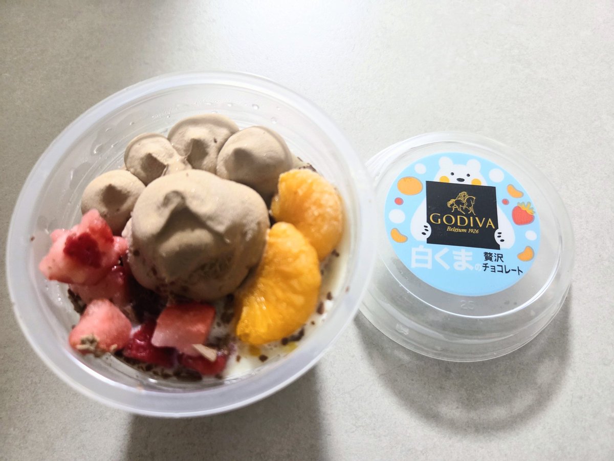 shinba35's tweet photo. GODIVA×白くま美味しい✨みんなセブンへ走るべし🏃笑 https://t.co/D02zpTzGqK