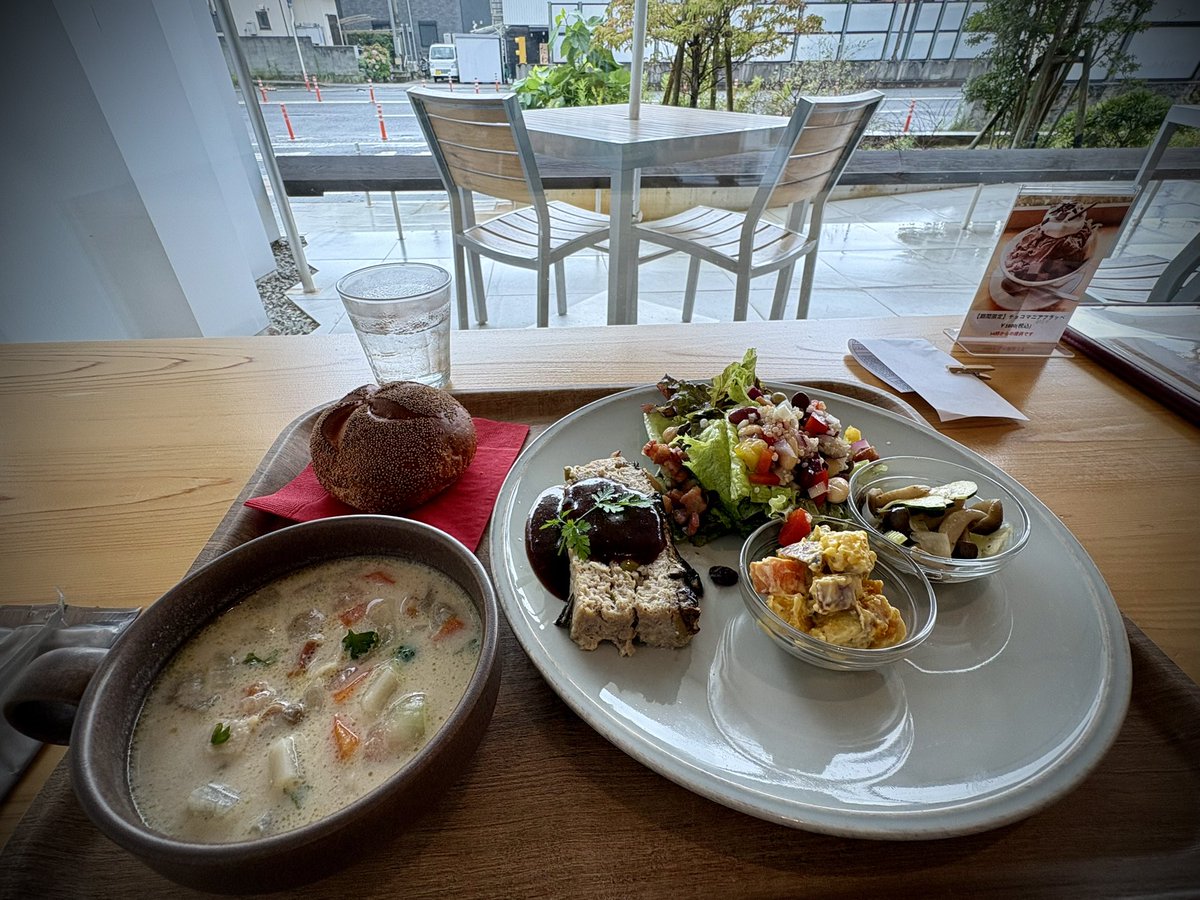 kishico2's tweet photo. ランチ　トコトワ
ミートローフ　豆乳クラムチャウダー　などなど https://t.co/j0uOIp73jD
