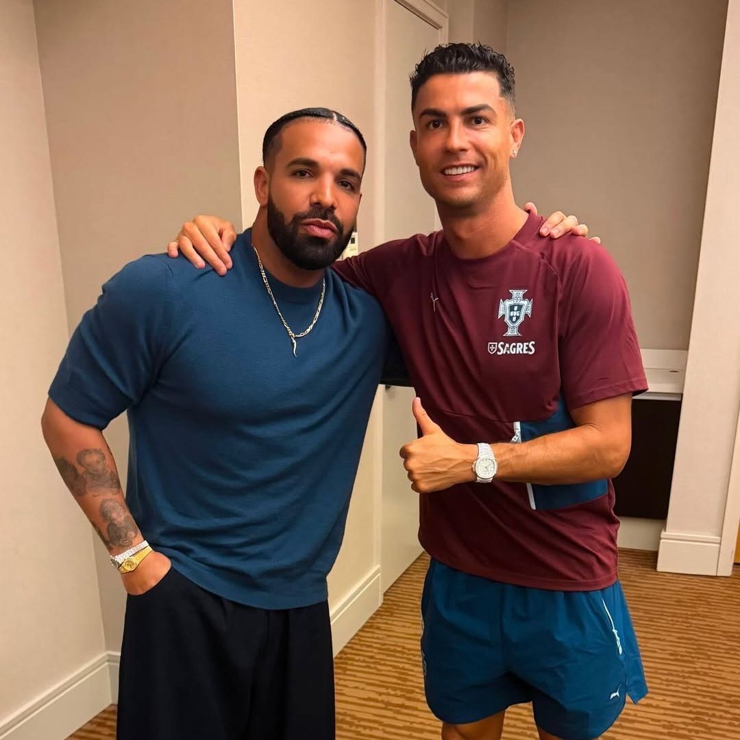 Rap's tweet photo. Drake shares the autographed jersey gifted to him by Cristiano Ronaldo‼️🤯

“To Adonis Best wishes. Cristiano Ronaldo” https://t.co/3MuD45NbEp