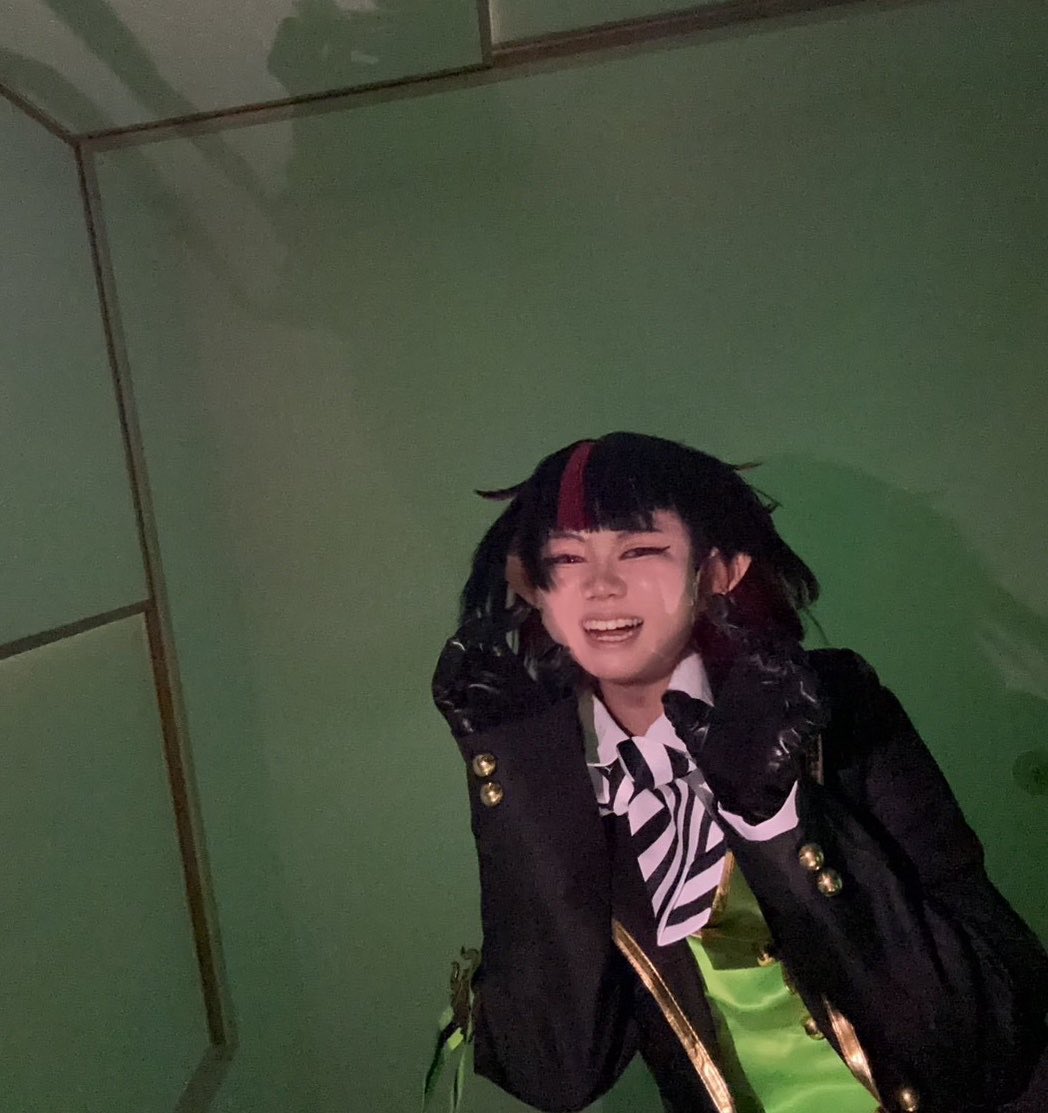 kar_aMiruku's tweet photo. #レイヤーさんはコスプレの時のオフショットを晒して下さい 

1.グリムのポーズとは、、⁇にloading中
2.床に置かれたスマホに飛び出すリリア
3.宅コスなことに甘えて裸足参戦のリリア https://t.co/aL8IDAxPrN