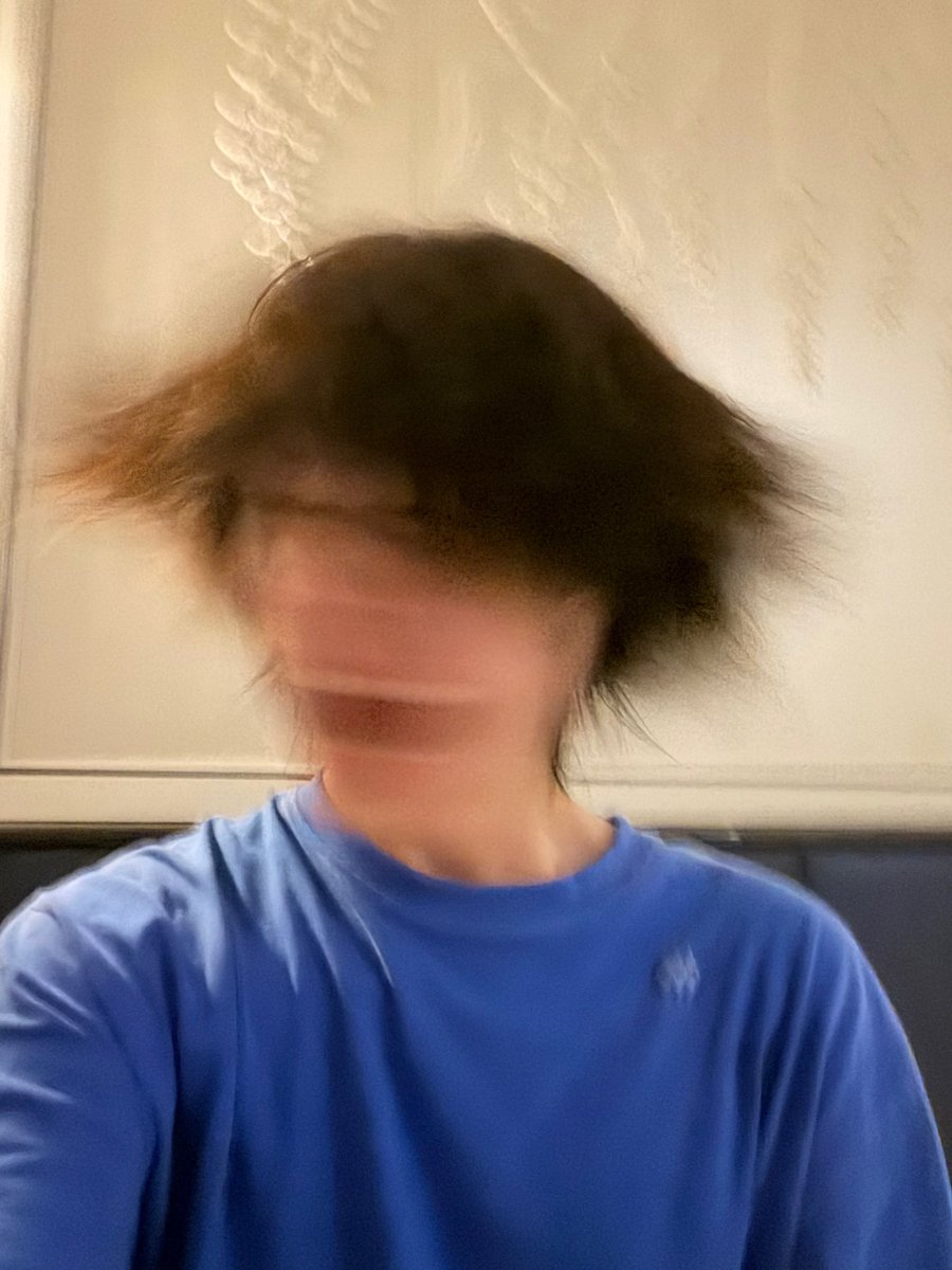 loutifulday's tweet photo. no wonder hunter pic is blurry🤣 https://t.co/fnWUwLYUqT