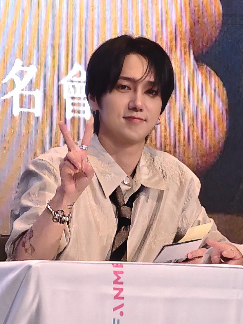 Sungyo_44's tweet photo. 260704 FANME 대만 팬싸

@yesung1106브이 하는 오빠 세상 귀여워ㅎ

항상 제가 오빠를 찍기만 했어서, 이번에는 같이 아래를 보면서 사진을 찍고싶다고 말했엉

근데 제가 포즈를 말하기도 전에 오빠가 먼저 조용히 하트를 만들어 주는 거 있죠!!
그래서 제가 바로 "하트 말고, 같이 아래 보면서 브이✌️ 해요!" 라고 했고, 브이 하는 오빠가 진짜 너무 귀여웠어요…🥹
마지막에 나가려고 할 때는 오빠가 먼저 손을 내밀어 줬는데, 저는 이미 일어나서 나갈 준비를 하고 있어서 전혀 못 봤어 ㅠㅠ 쏘리..

뒤늦게 알아차렸더니 오빠도 잠깐 당황한 것 같았고, 저도 급하게 다시 돌아가서 악수했는데, 둘 다 웃음이 터져버렸어요ㅋㅋㅋ🩵

#YESUNG #예성 #艺声 #イェソン
#SUPERJUNIOR #슈퍼주니어