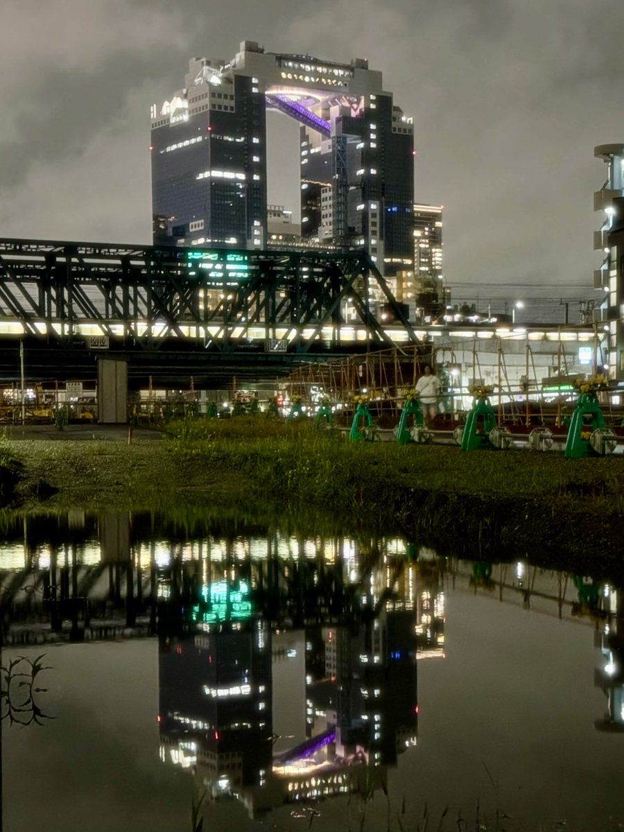 rxv03607's tweet photo. モーレツに夜の散歩がしたくなるライブでした。雨もあがってた！
#カニコーセン https://t.co/WYm4C2V4lI