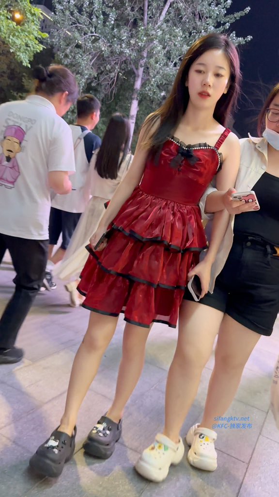 ndw9ypov's tweet photo. #街拍 #制服 #丝袜 #��腿 #裙底 极品学妹无内贴逼白色爱液流出 https://t.co/GG4sf2gHvE