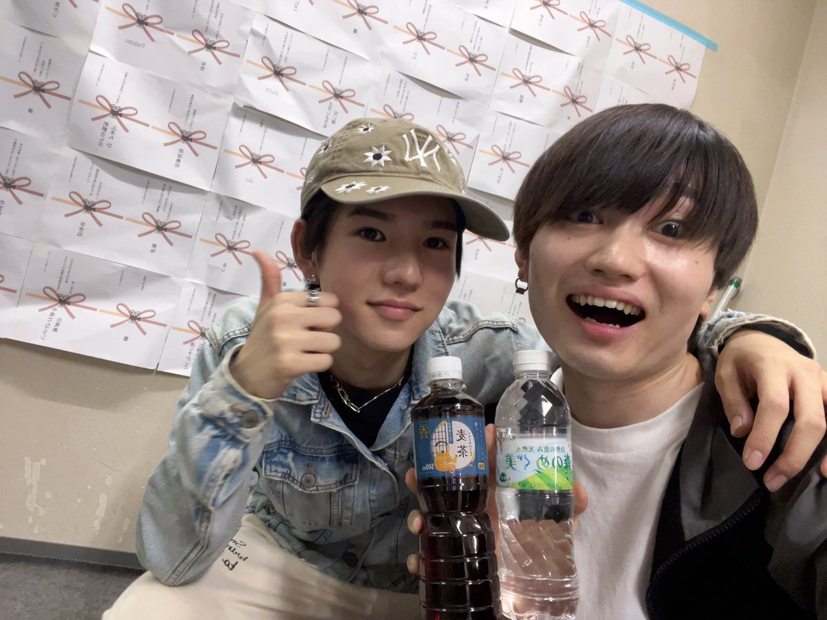 totemoichikawa's tweet photo. #黎明ロマンティック 
差し入れ、いただいております！
いつもありがとうございます！

最年少の来士くん
18歳だそうですほぼ10個違うんです
比較的男は年齢層高めなのでまだギリギリ若い市川も頑張ります https://t.co/Jw80rFmIm9