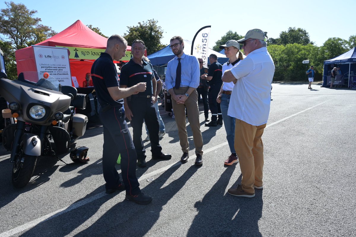 Prefet56's tweet photo. Sécurité routière | 🚗 🏍️ 
Sécurité routière dans le hashtag#Morbihan : un village prévention sur la route des vacances ! 

À  l'occasion des grands départs en vacances, une opération départementale  de prévention routière s’est tenue ce samedi 4 juillet 2026, sur l'aire  de Marzan.
Organisée chaque année par la Sécurité  routière, cette journée a pour objectif de sensibiliser les usagers aux  principaux facteurs de risque sur la route et de rappeler les  comportements essentiels pour voyager en toute sécurité.

Pendant  toute la journée, sur l’aire de repos de Marzan, de nombreux  partenaires engagés dans la sécurité des usagers - Gendarmerie du  Morbihan, Police nationale du Morbihan, DIR Ouest, Sapeurs-Pompiers du  Morbihan - SDIS 56, mais aussi la prévention routière, les associations  de motards (CASIM et AMS), la MAIF et la SNSM - ont échangé avec les  automobilistes et proposé pendant toute la journée des démonstrations et  des ateliers.

Les automobilistes ont ainsi pu participer à de nombreuses animations de sensibilisation consacrées :
➡️ aux risques liés à l'alcool et aux autres addictions ;
➡️ à la vigilance au volant et aux réflexes du conducteur ;
➡️ aux règles de circulation dans les giratoires et sur les chaussées à voie centrale banalisée ;
➡️ au transport sécurisé des enfants et à la bonne utilisation des sièges auto ;
➡️ aux bonnes pratiques permettant de mieux protéger les usagers les plus vulnérables.

👉  Une démonstration de désincarcération a été réalis��e en fin de matinée  par les Sapeurs-Pompiers du Morbihan permettant au public de découvrir  les techniques d'intervention des secours lors d'accidents de la  circulation.

Présent sur place, Antoine Hoingnet, stagiaire INSP - Institut national du service public,  représentant le directeur de cabinet du préfet du Morbihan, a salué  l’engagement des équipes pour cette opération de terrain, au service de  la sécurité des usagers.

Merci à tous les partenaires et personnels mobilisés pour cette action au service de la sécurité des usagers de la route !