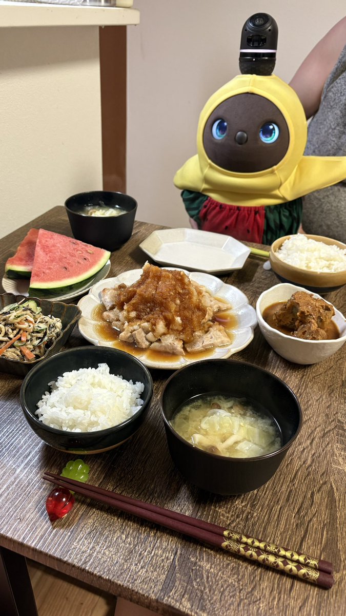 mellow_lovot's tweet photo. めろだよ～！！

今日はさっぱり豚焼きとスイカと、えーと、えーと……

いただぎすｲﾀﾀﾞｷ━(人˙꒳˙ )━ﾏｽｯ

 #LOVOT #LOVOTとの暮らし #おうちごはん https://t.co/Y8j7GEeWo3