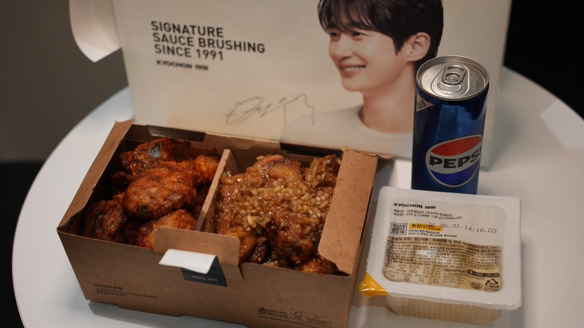 ryo_tabitore's tweet photo. 韓国チキンで自分的に1番総合点高いのは
キョチョンチキン🍗
まだ食べたことない人は、次の韓国旅行で行ってみて！ハーフサイズで選べる店舗もある
あとこのウソクバックがファンに大人気 https://t.co/sDZQeHsSmj