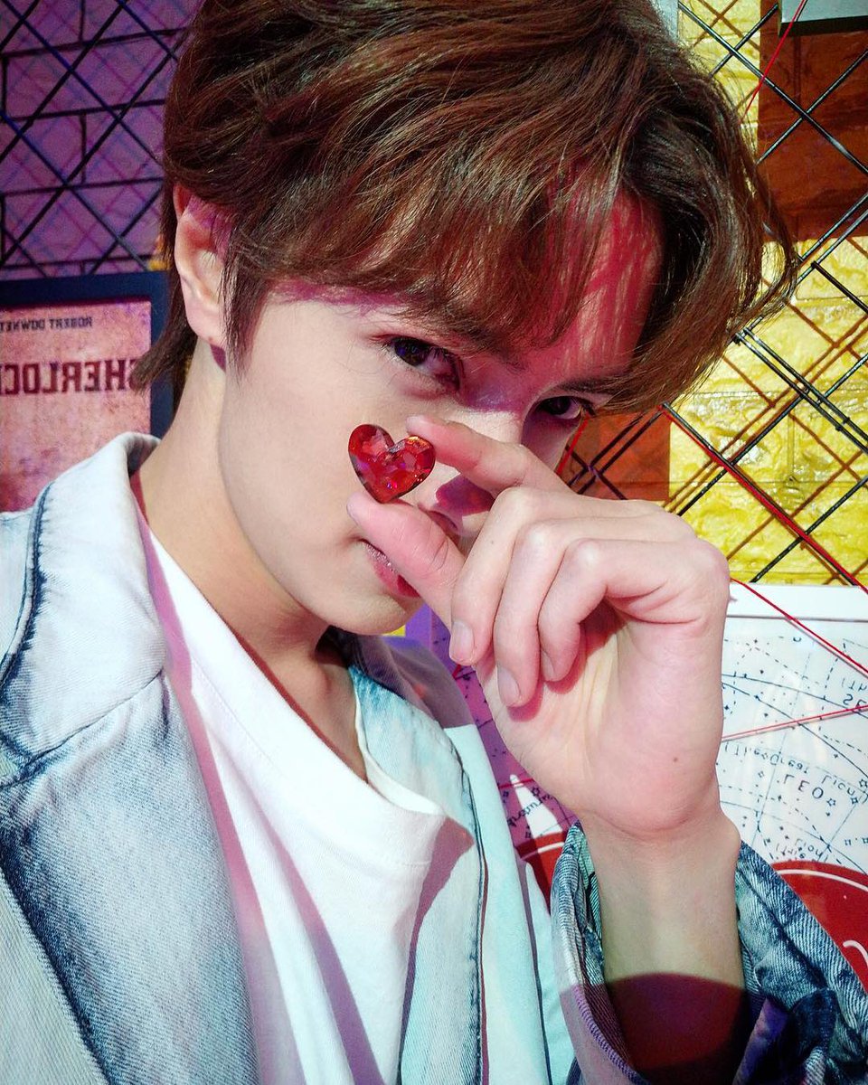 nuheart99's tweet photo. 오늘 관홍압 칭하이에서 CCTV6 영화 관련 프로그램 촬영하신 것 같음‼️
사인 받으신 분이 이런 헤어였다고 ⬇️⬇️ 하심 https://t.co/xN5aNJT8kn
