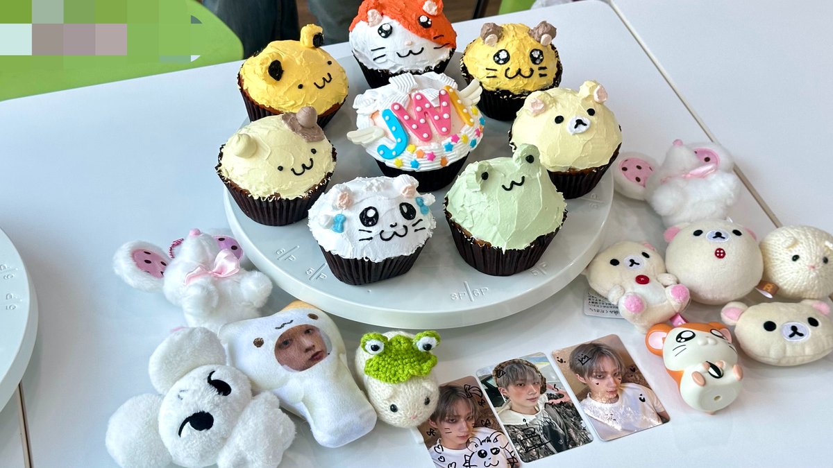 P1HDeul's tweet photo. Let's 쥐놀 쥐체험 🪤....🐀

1. 지웅이 컵케이크로 만들어버리기 !! (JWI ❤️‍🔥)
2. 지금이 제철인 흑점줄전갱이 맛보기 
3. 마라꼬치 먹기 (지웅 Pick! 마늘쫑, 닭껍질, 옥수수소세지) https://t.co/cviLwzb0Dw