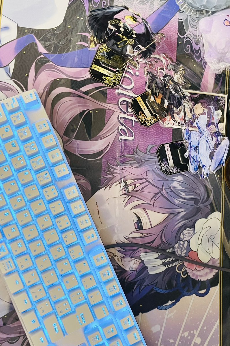 _FIREtz's tweet photo. 周年グッズのデスクマットを透明なデスクマットにサンドして置いた
せっかくなら使うぞ。観賞用にもう1個あるからね　ワハハ！
（撮り直した） https://t.co/VTZGt9iKsG