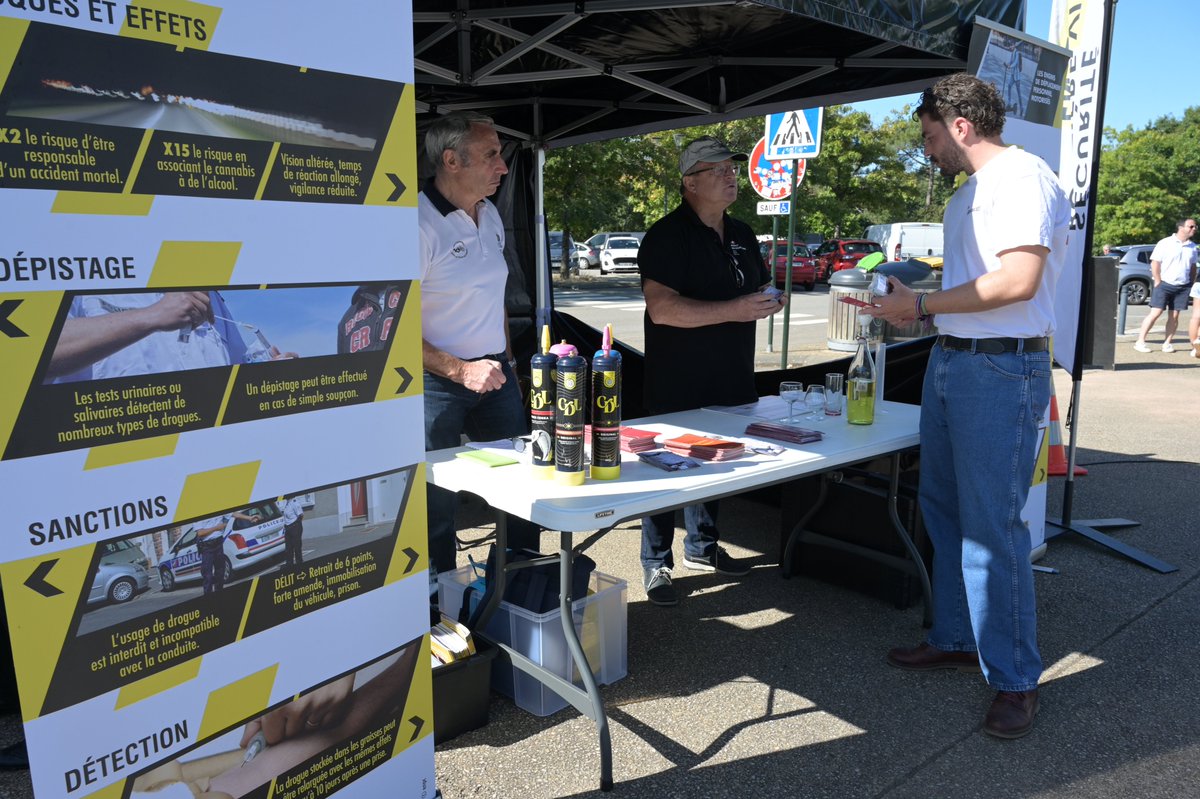 Prefet56's tweet photo. Sécurité routière | 🚗 🏍️ 
Sécurité routière dans le hashtag#Morbihan : un village prévention sur la route des vacances ! 

À  l'occasion des grands départs en vacances, une opération départementale  de prévention routière s’est tenue ce samedi 4 juillet 2026, sur l'aire  de Marzan.
Organisée chaque année par la Sécurité  routière, cette journée a pour objectif de sensibiliser les usagers aux  principaux facteurs de risque sur la route et de rappeler les  comportements essentiels pour voyager en toute sécurité.

Pendant  toute la journée, sur l’aire de repos de Marzan, de nombreux  partenaires engagés dans la sécurité des usagers - Gendarmerie du  Morbihan, Police nationale du Morbihan, DIR Ouest, Sapeurs-Pompiers du  Morbihan - SDIS 56, mais aussi la prévention routière, les associations  de motards (CASIM et AMS), la MAIF et la SNSM - ont échangé avec les  automobilistes et proposé pendant toute la journée des démonstrations et  des ateliers.

Les automobilistes ont ainsi pu participer à de nombreuses animations de sensibilisation consacrées :
➡️ aux risques liés à l'alcool et aux autres addictions ;
➡️ à la vigilance au volant et aux réflexes du conducteur ;
➡️ aux règles de circulation dans les giratoires et sur les chaussées à voie centrale banalisée ;
➡️ au transport sécurisé des enfants et à la bonne utilisation des sièges auto ;
➡️ aux bonnes pratiques permettant de mieux protéger les usagers les plus vulnérables.

👉  Une démonstration de désincarcération a été réalis��e en fin de matinée  par les Sapeurs-Pompiers du Morbihan permettant au public de découvrir  les techniques d'intervention des secours lors d'accidents de la  circulation.

Présent sur place, Antoine Hoingnet, stagiaire INSP - Institut national du service public,  représentant le directeur de cabinet du préfet du Morbihan, a salué  l’engagement des équipes pour cette opération de terrain, au service de  la sécurité des usagers.

Merci à tous les partenaires et personnels mobilisés pour cette action au service de la sécurité des usagers de la route !
