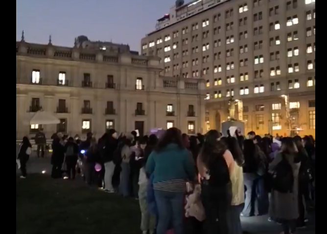 elsoldeiquique's tweet photo. ARMY salió a las calles para exigir que BTS se presente en el Estadio Nacional
#Iquique #AltoHospicio #Santiago #Ñuñoa #Antofagasta #Castro #Taltal #Coquimbo #PuntaArenas #Talcahuano #Temuco #PuertoMontt #PuertoNatales #Calama #Maipú #Arica
https://t.co/XoDcE2XLAS https://t.co/lacsAFJ97M